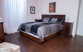 Bed & Roses Meni